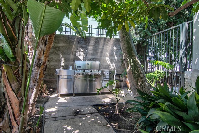 420 S San Pedro Street, Los Angeles CA: https://media.crmls.org/medias/1963efbc-9b29-4f47-a520-18f8f81d5d3f.jpg