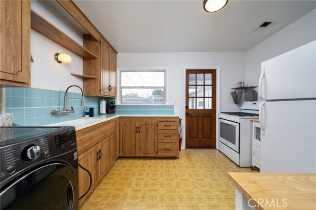 15129 Fonthill Avenue, Lawndale CA: https://media.crmls.org/medias/1965a544-a830-4491-a989-a88dc47d4501.jpg