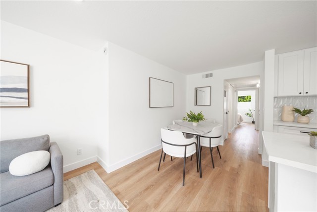 Detail Gallery Image 4 of 32 For 957 S Gramercy Dr #105,  Los Angeles,  CA 90019 - 2 Beds | 2 Baths