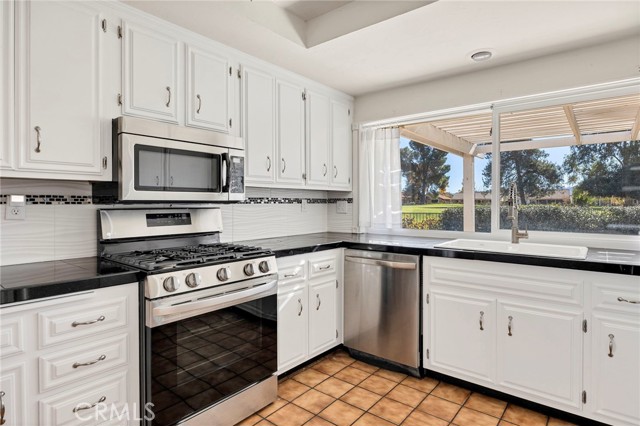 Detail Gallery Image 13 of 40 For 2125 Silver Oak, Hemet,  CA 92545 - 2 Beds | 2 Baths