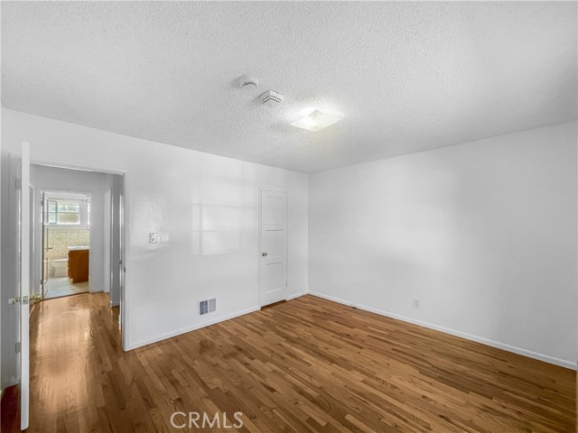 Detail Gallery Image 9 of 19 For 4048 Abourne Rd #B,  Los Angeles,  CA 90008 - 2 Beds | 1 Baths