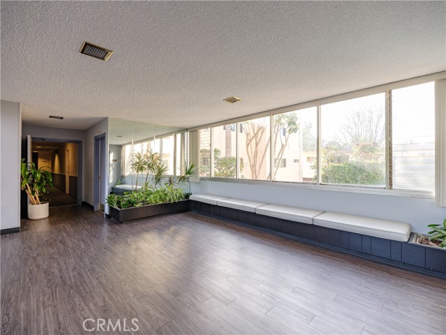 Detail Gallery Image 3 of 28 For 5411 Tyrone, Sherman Oaks,  CA 91401 - 3 Beds | 3 Baths