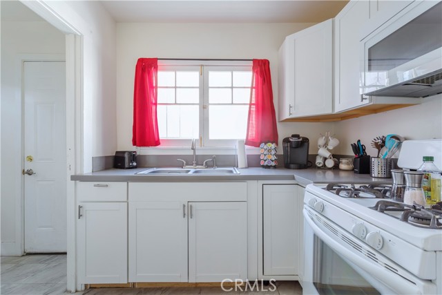 Detail Gallery Image 9 of 16 For 5124 De Longpre Ave #3/4,  Los Angeles,  CA 90027 - 2 Beds | 1 Baths