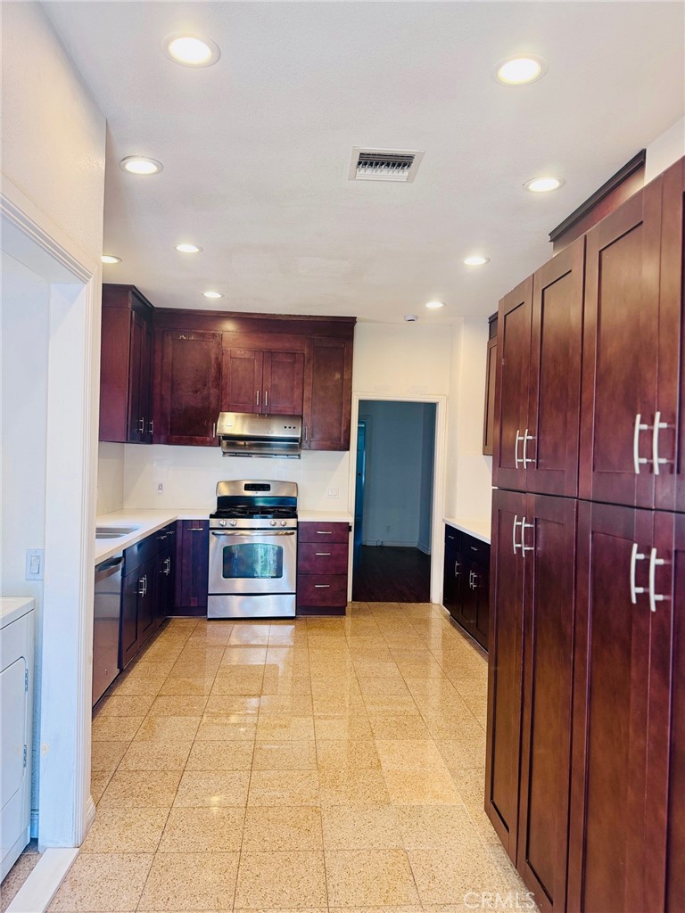 https://media.crmls.org/medias/19703121-f511-46a5-ae90-a4ec5085962b.jpg?preset=X-Large