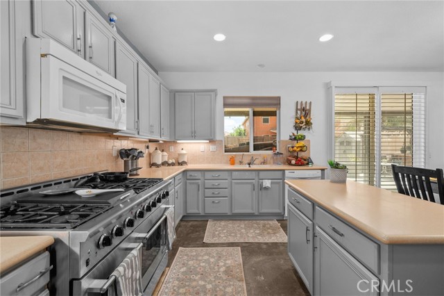 Detail Gallery Image 12 of 37 For 2189 Stonewood, Mentone,  CA 92359 - 5 Beds | 3/1 Baths