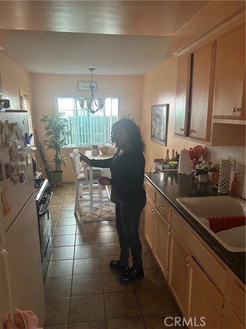 12532 Cranbrook Avenue, Hawthorne CA: https://media.crmls.org/medias/19718cea-ab64-475f-bacb-ed987629fef3.jpg