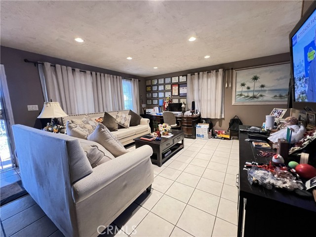 Detail Gallery Image 5 of 37 For 828 N Angeleno, Azusa,  CA 91702 - 4 Beds | 3 Baths