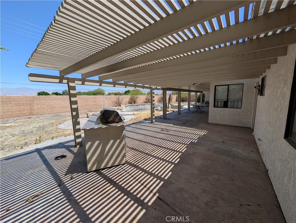 https://media.crmls.org/medias/19728c17-02a7-483a-924b-522a5b11b31b.jpg?preset=X-Large