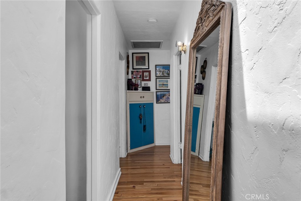 https://media.crmls.org/medias/19738c4d-5a94-4c88-95f8-a79cc8be82cf.jpg?preset=X-Large