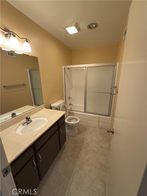 22038 Vanowen Street, Woodland Hills CA: https://media.crmls.org/medias/1974fc78-308c-4832-a74a-79ff2fa3944a.jpg