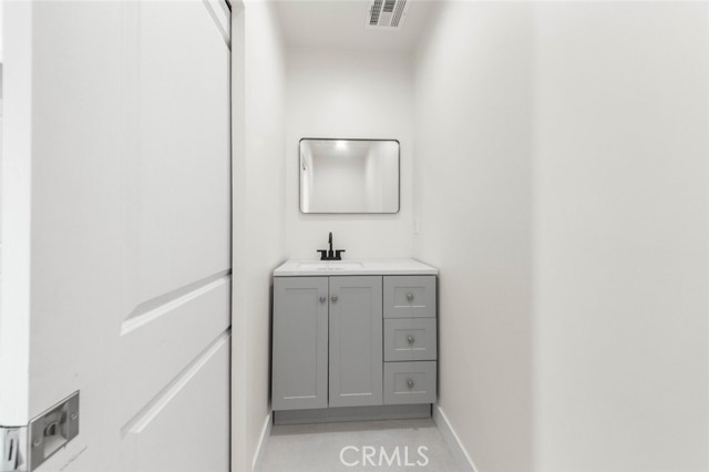 Detail Gallery Image 5 of 12 For 14727 Leadwell, Van Nuys,  CA 91405 - 3 Beds | 2/1 Baths