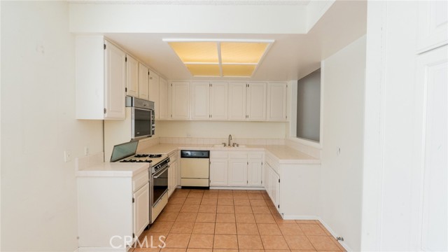 Detail Gallery Image 7 of 29 For 7311 Kester Ave #11,  Van Nuys,  CA 91405 - 2 Beds | 2/1 Baths