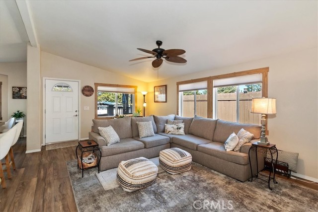 391 Montclair Dr, Big Bear City CA: https://media.crmls.org/medias/197a0359-37f4-4faf-b783-94c24dd31ffd.jpg