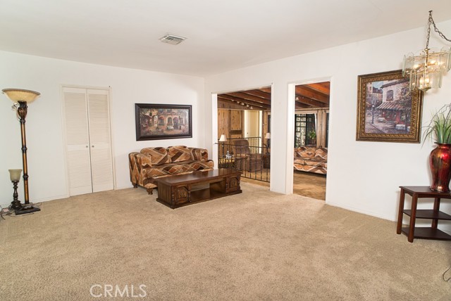 Detail Gallery Image 4 of 18 For 6856 Hesperia Ave, Reseda,  CA 91335 - 5 Beds | 2 Baths