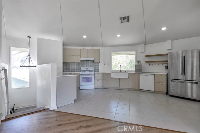 11101 Spanish Hills Dr, Corona CA: https://media.crmls.org/medias/197c46e4-8d3f-4265-966e-d0039565b491.jpg
