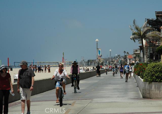 Day or night you will always find people on the strand in Hermosa biking, walking and skateboarding.