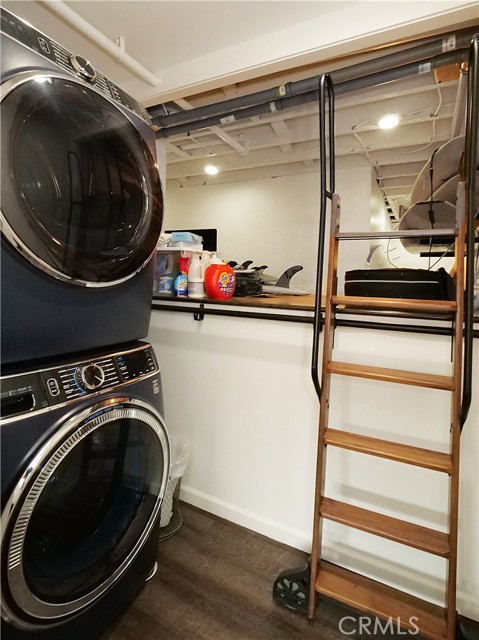 229 Marine Place, Manhattan Beach CA: https://media.crmls.org/medias/19826fb7-99f7-4a3f-807d-d091efe4e92b.jpg