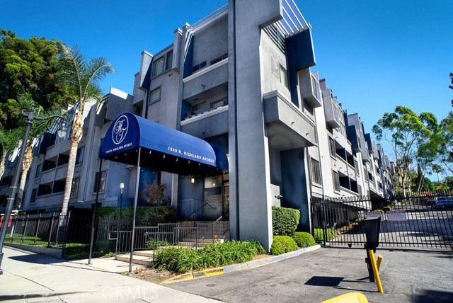 Detail Gallery Image 2 of 19 For 1940 N Highland, Los Angeles,  CA 90068 - 2 Beds | 2 Baths