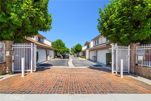 Detail Gallery Image 25 of 27 For 18319 Collins St #3,  Tarzana,  CA 91356 - 3 Beds | 3 Baths