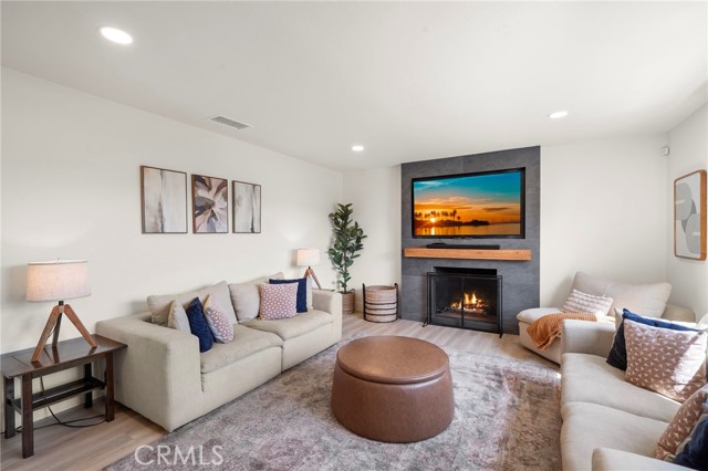 Detail Gallery Image 4 of 49 For 4951 Maui Cir, Huntington Beach,  CA 92649 - 4 Beds | 2 Baths