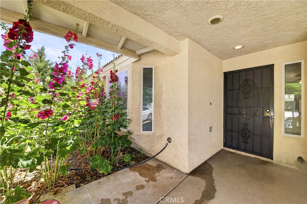 https://media.crmls.org/medias/198db36b-c56f-424a-bf26-4a0cc196629a.jpg?preset=X-Large