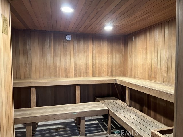 1940 N Highland Avenue, Los Angeles CA: https://media.crmls.org/medias/19915e2f-6f18-427e-8463-091e24716277.jpg