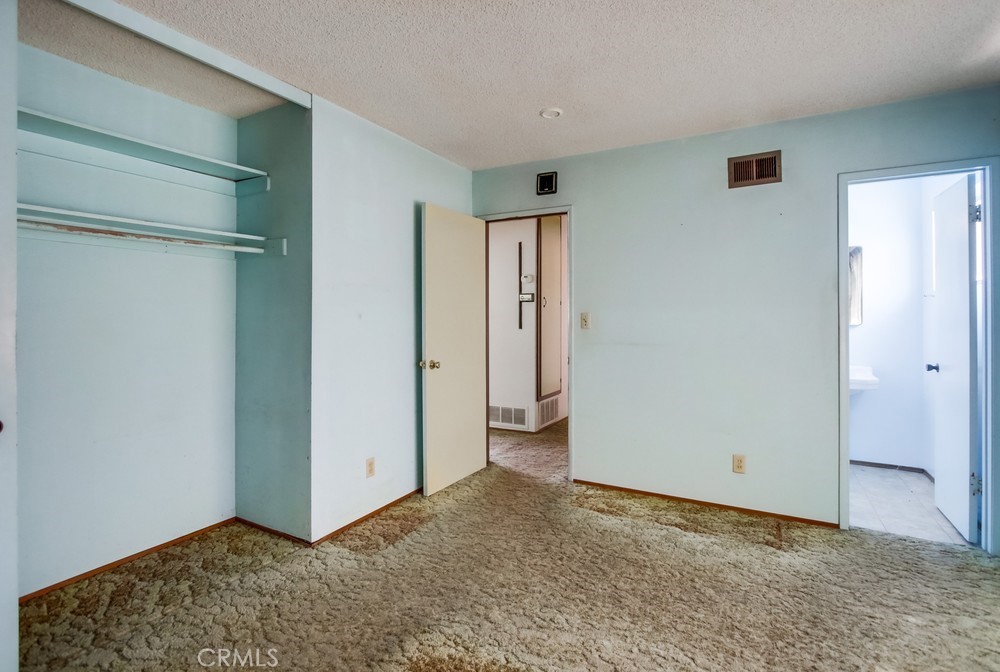 https://media.crmls.org/medias/1991be60-2491-4bb6-8561-e0d9af62ff17.jpg?preset=X-Large
