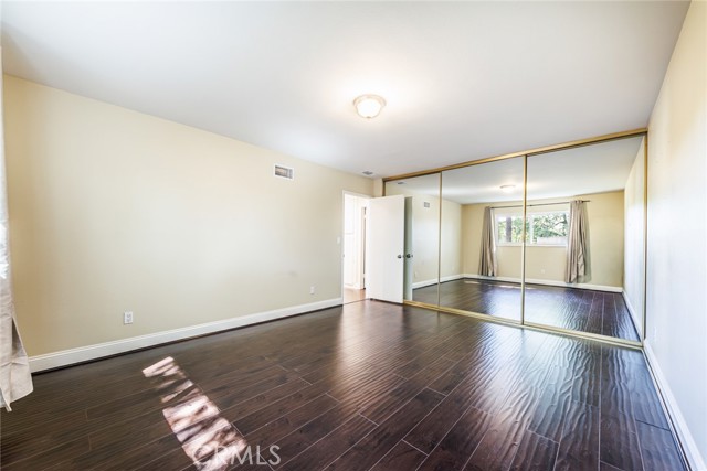 9549 Forbes Ave, Northridge CA: https://media.crmls.org/medias/1992ec5e-0df0-4a6f-96c2-a1c37ba70c7f.jpg