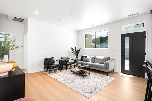765 E Silva Street, Long Beach CA: https://media.crmls.org/medias/1995212f-48b3-4e33-a4e5-9b7b94e6d77a.jpg