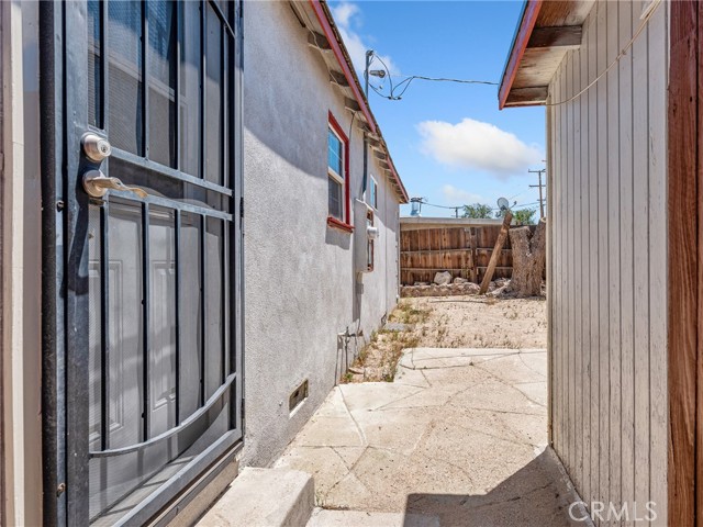 1040 Flora Street, Barstow CA: https://media.crmls.org/medias/19959445-ec3d-412d-a44b-4bad0909ab56.jpg