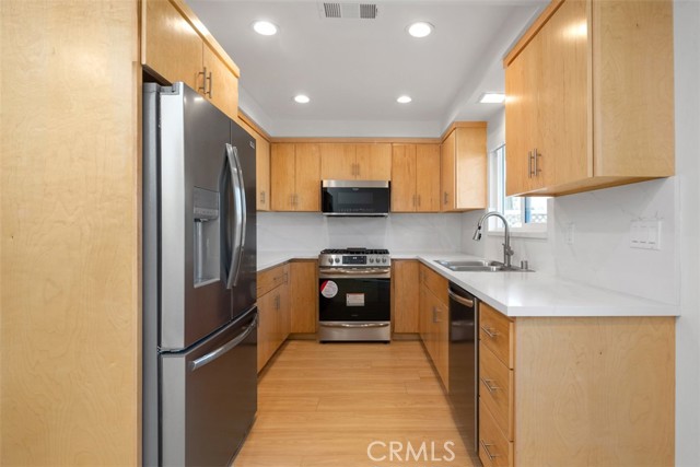 Detail Gallery Image 9 of 38 For 14012 Gershon Pl, Santa Ana,  CA 92705 - 3 Beds | 3 Baths