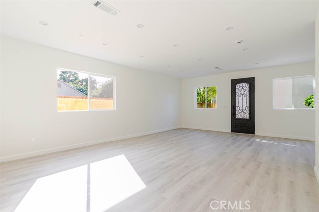 Detail Gallery Image 9 of 28 For 17426 Roscoe Bld, Northridge,  CA 91325 - 3 Beds | 2/1 Baths