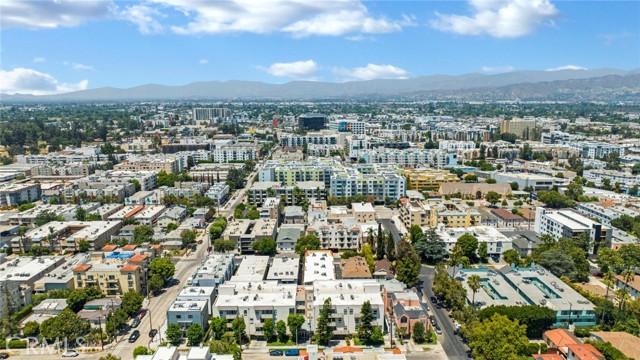 11225 Peach Grove Street, North Hollywood CA: https://media.crmls.org/medias/1998e8ed-a445-4981-9e99-db8f41968a0f.jpg