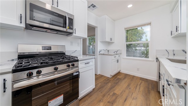 Detail Gallery Image 8 of 30 For 5816 Kester Ave, Sherman Oaks,  CA 91411 - – Beds | – Baths