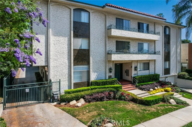 1218 Pine Street, South Pasadena CA: https://media.crmls.org/medias/1999ada8-a635-4b5f-a88b-14ff19bce638.jpg