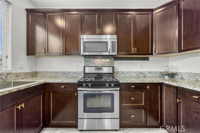12039 Stanley Park Court, Hawthorne CA: https://media.crmls.org/medias/199b06f3-a79a-4f21-ae99-fc36b75c4ace.jpg