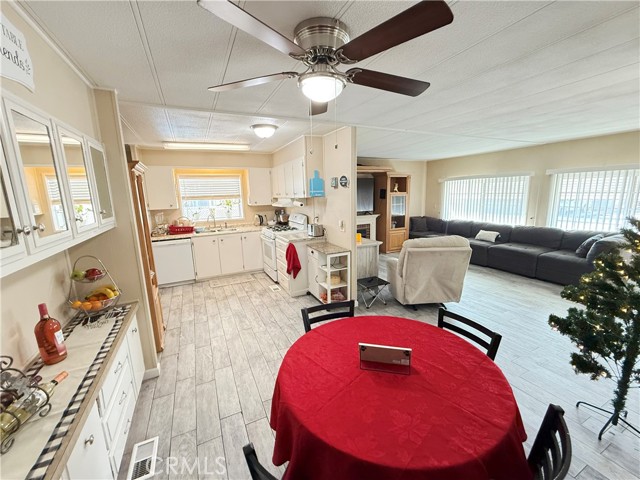 Detail Gallery Image 8 of 21 For 2205 Acacia #62,  Hemet,  CA 92543 - 2 Beds | 2 Baths