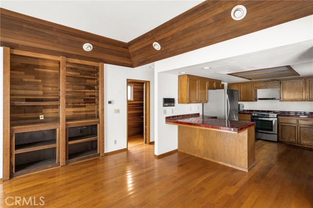51 B Surfside Avenue, Surfside CA: https://media.crmls.org/medias/19a3817a-97a0-4d7d-b0b6-aefc8014cbc2.jpg