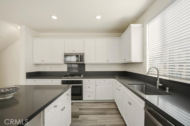 Detail Gallery Image 9 of 27 For 2291 Peach Ct, Upland,  CA 91786 - 3 Beds | 3/1 Baths