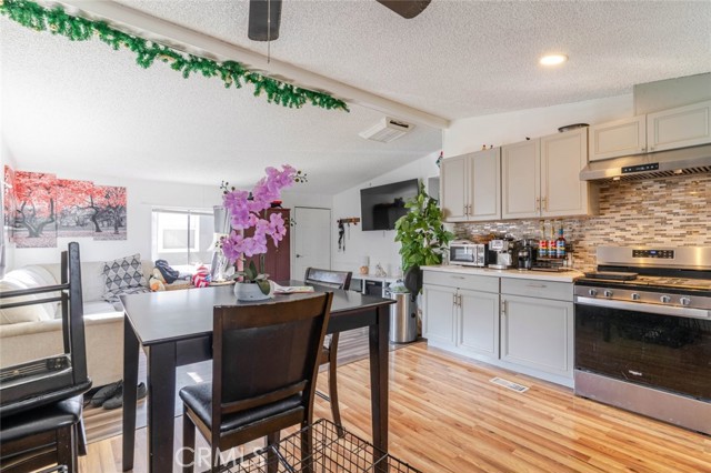 Detail Gallery Image 10 of 15 For 7560 Woodman Pl #65,  Van Nuys,  CA 91405 - 2 Beds | 1 Baths