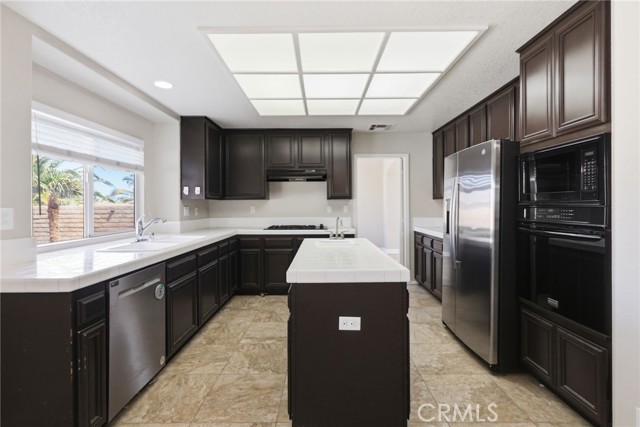 Detail Gallery Image 11 of 52 For 7325 Round Hill Dr, Lancaster,  CA 93536 - 5 Beds | 3 Baths