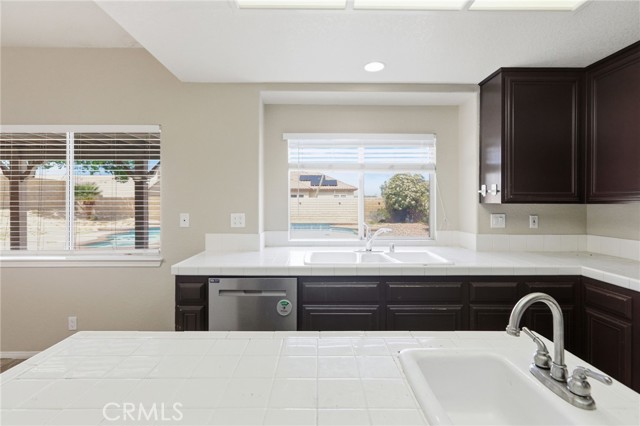 Detail Gallery Image 12 of 52 For 7325 Round Hill Dr, Lancaster,  CA 93536 - 5 Beds | 3 Baths