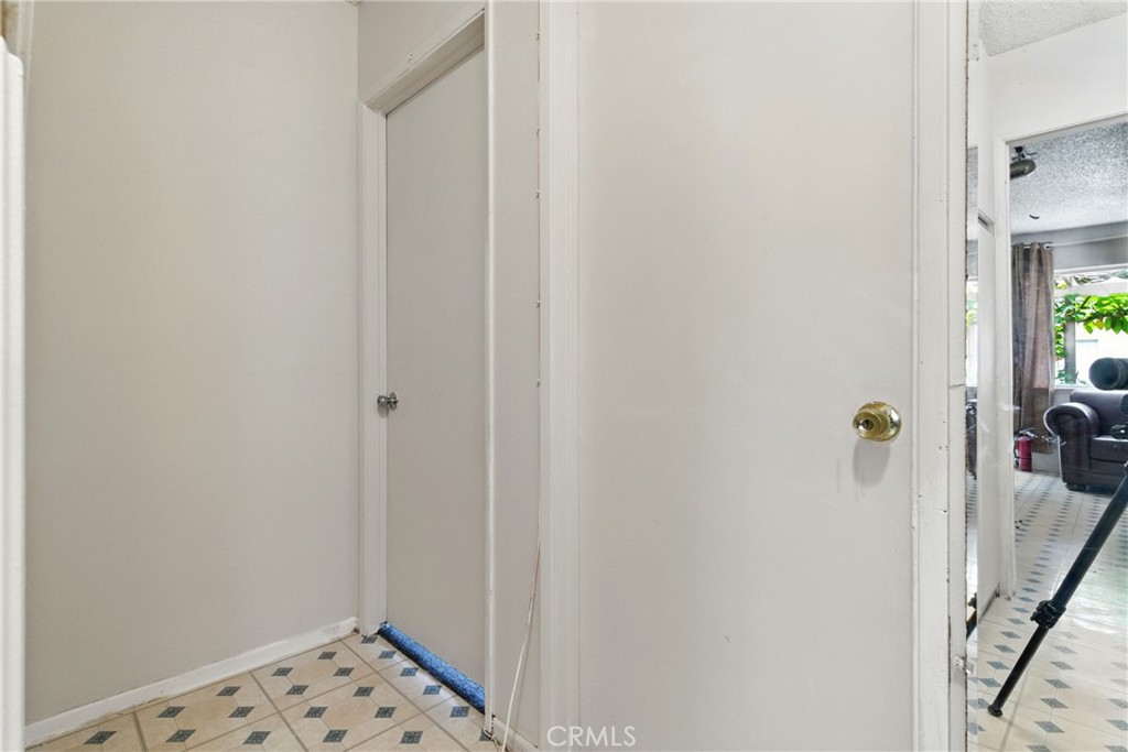 https://media.crmls.org/medias/19ac89e3-e8dd-44b8-be1e-291bd4321b84.jpg?preset=X-Large
