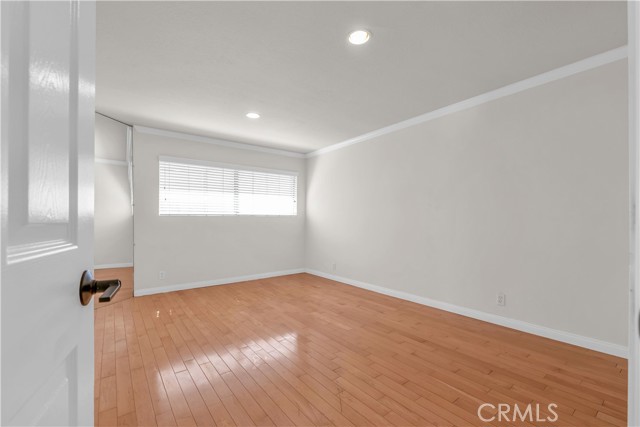 Image 17 of 31 For 532 Rossmore Avenue 411