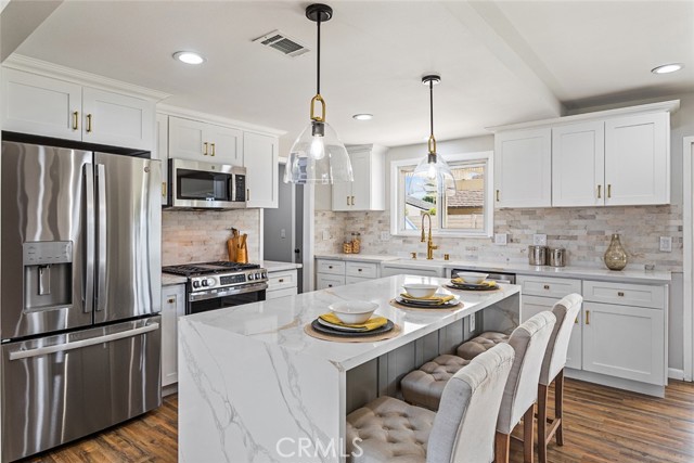 906 E Chalynn Avenue, Orange CA: https://media.crmls.org/medias/19b072aa-afb3-415f-9c73-6accf05133ed.jpg