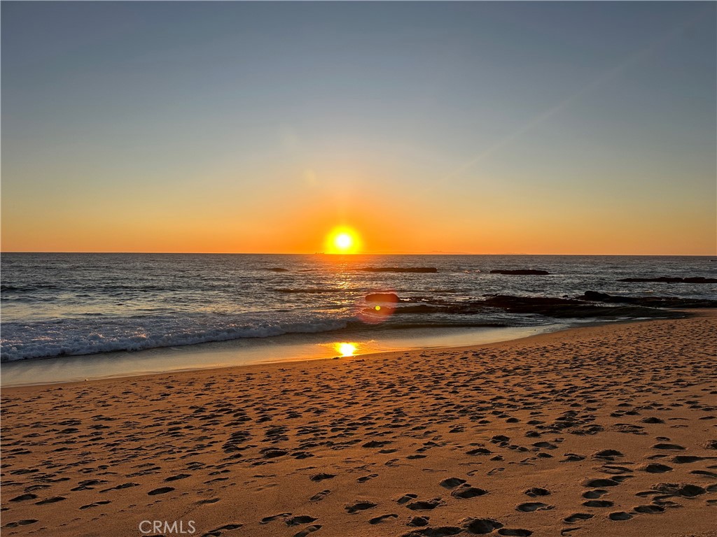 https://media.crmls.org/medias/19b23789-5523-44b7-a794-525bd7a7f032.jpg?preset=X-Large