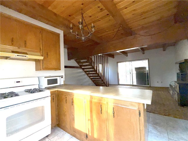 Detail Gallery Image 2 of 11 For 32795 Fox, Running Springs,  CA 92307 - 2 Beds | 1/1 Baths