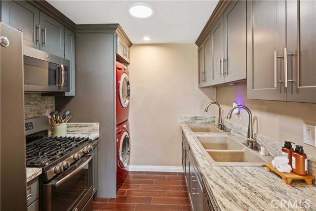 Detail Gallery Image 9 of 24 For 19221 Avenue of the Oaks a,  Newhall,  CA 91321 - 2 Beds | 1 Baths