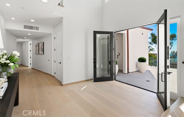 31 N Vista De Catalina, Laguna Beach CA: https://media.crmls.org/medias/19b4dcc6-1e22-4869-890d-7f16bdee6623.jpg