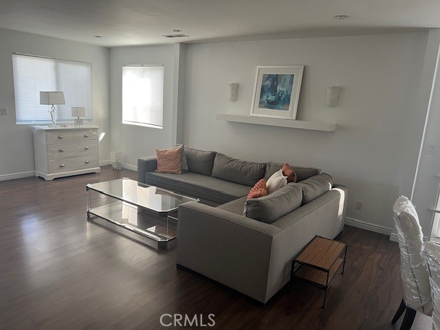 Detail Gallery Image 4 of 36 For 1625 Wellesley Ave, West Los Angeles,  CA 90025 - 4 Beds | 3 Baths